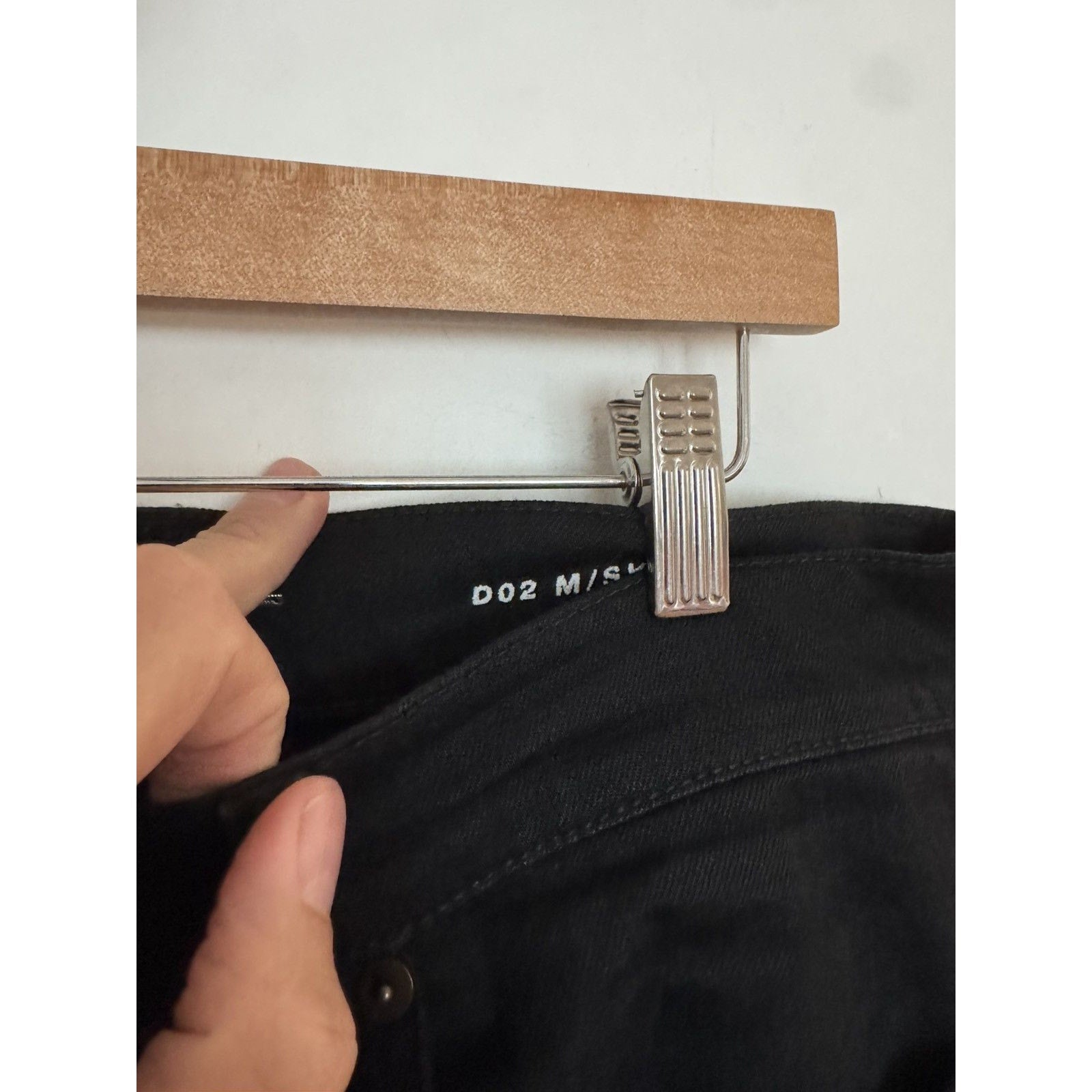 Saint Laurent Knee slit d02 31